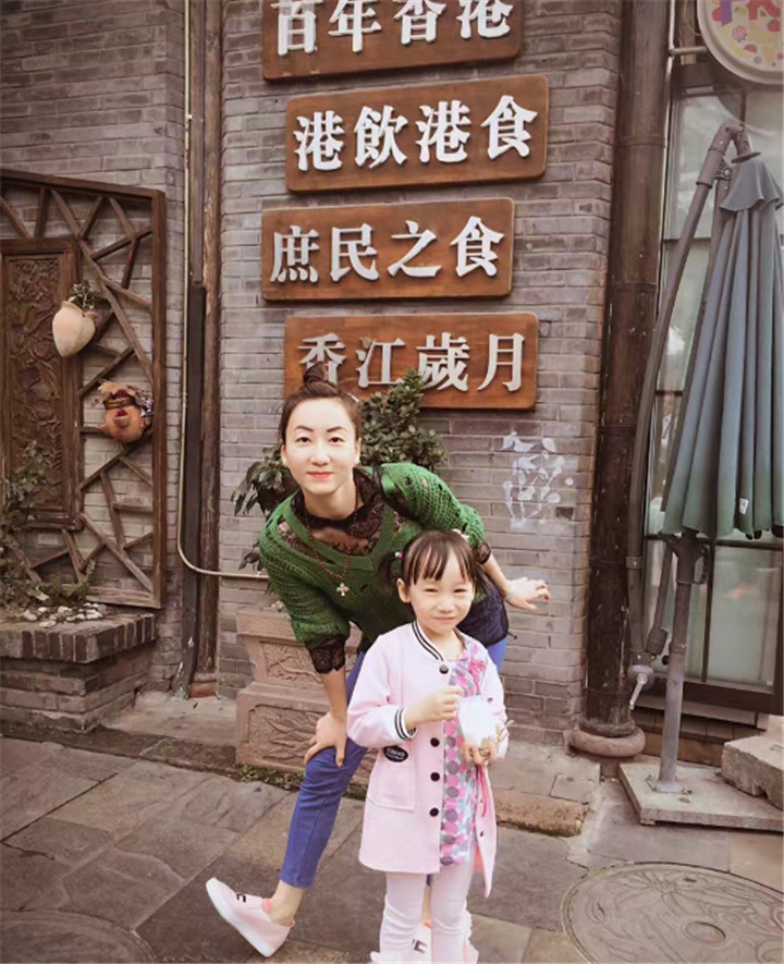李伟慧与女儿合影