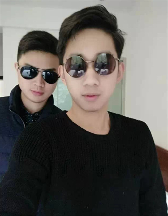 李小龙和同事合影