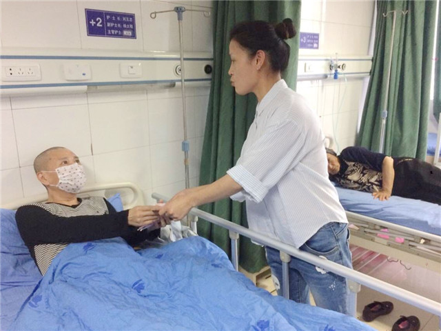 女工主任给杨建送慰问金