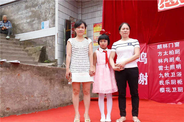 6樱花厨电秋红对三年级的黄佳同学进行了“一对一”的帮扶.jpg