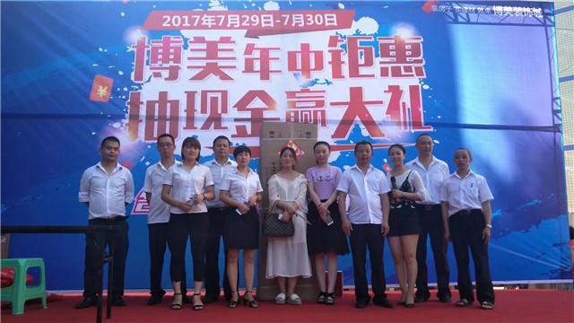 1工作人员留影.jpg
