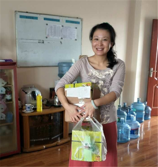 2获奖员工得到奖品.jpg