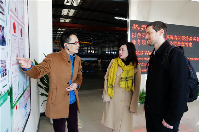 2宋新民向参观人员详细介绍.jpg