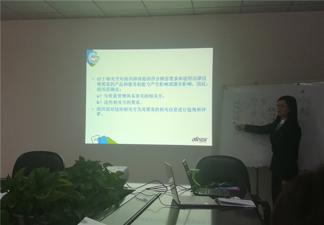 2老师正在讲课.jpg