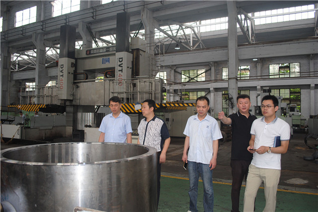 1客商在金加工车间考察.JPG